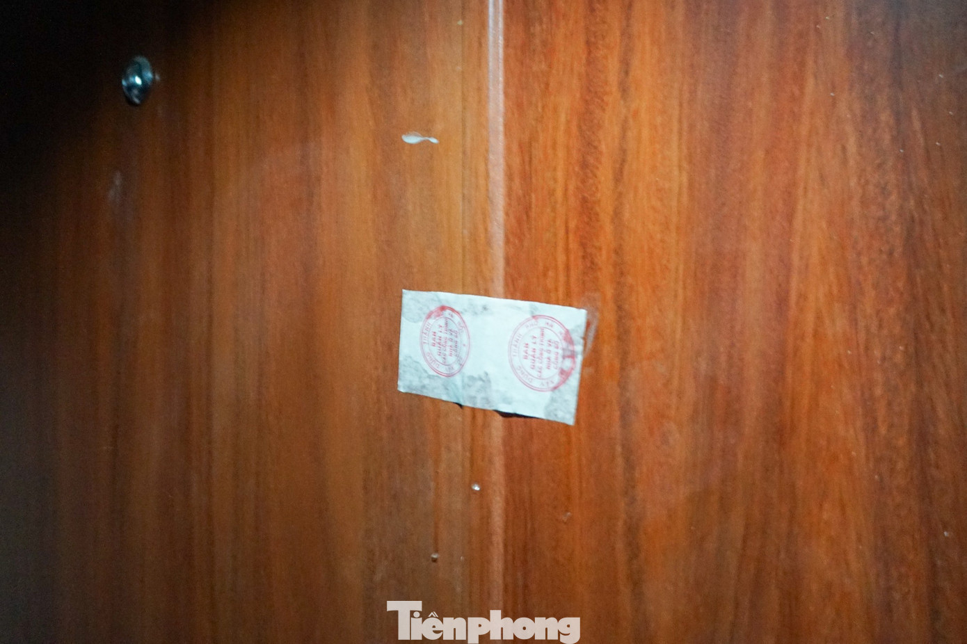 Ngày 8/12, UBND phường Hoàn Kiếm đã chi trả tiền bồi thường cho 13 hộ dân. Ngày 10/12, hàng chục hộ dân khác cũng sẽ tiếp tục nhận tiền bồi thường đợt 2. Hiện nay nhiều căn hộ ở đây đang được niêm phong, chờ cư dân nhận nhà. tp-tienphong-231.jpg