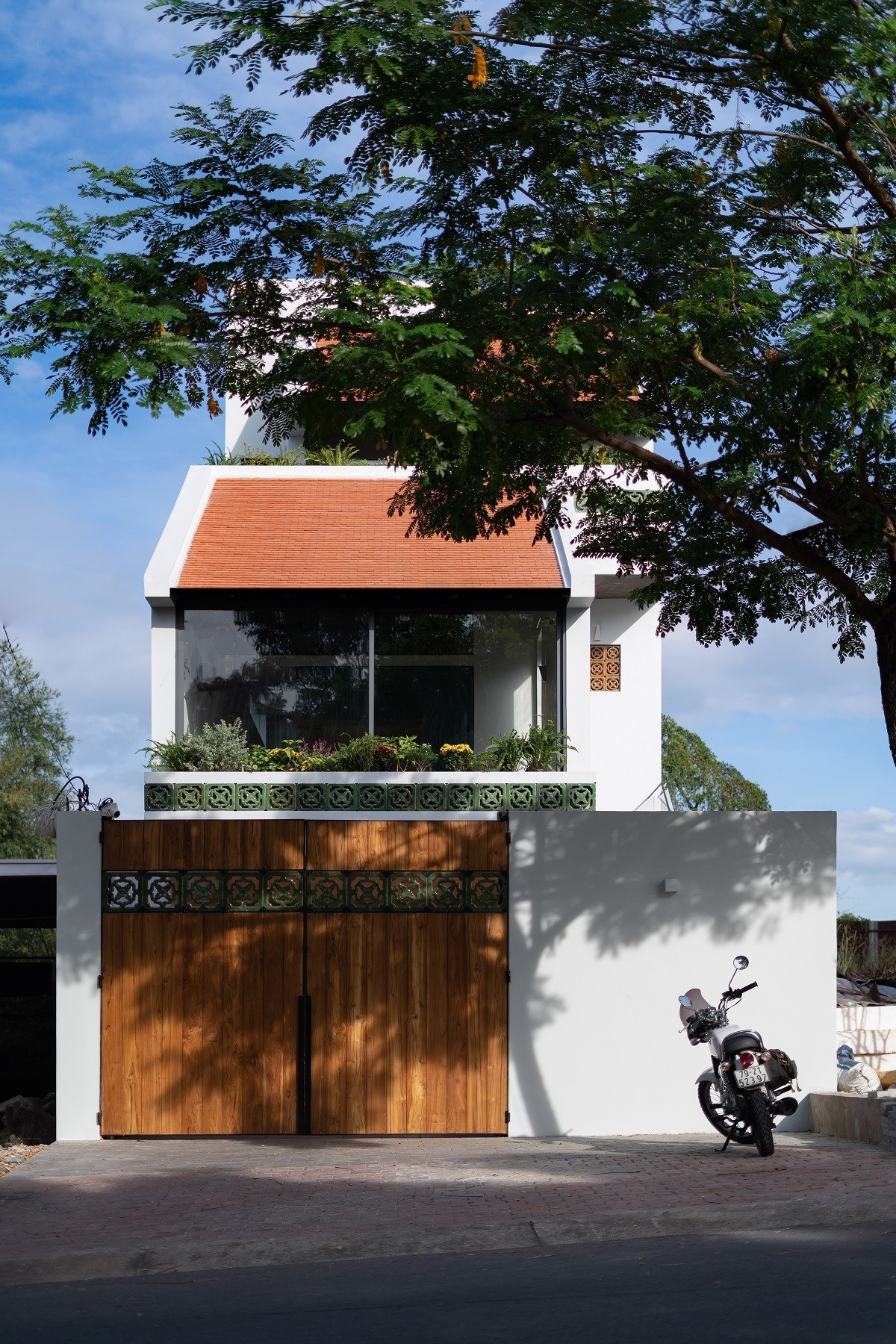 Phá vỡ khuôn mẫu kiến trúc: Ngôi nhà triền dốc với concept 'nghiêng' đầy táo bạo- Ảnh 1.