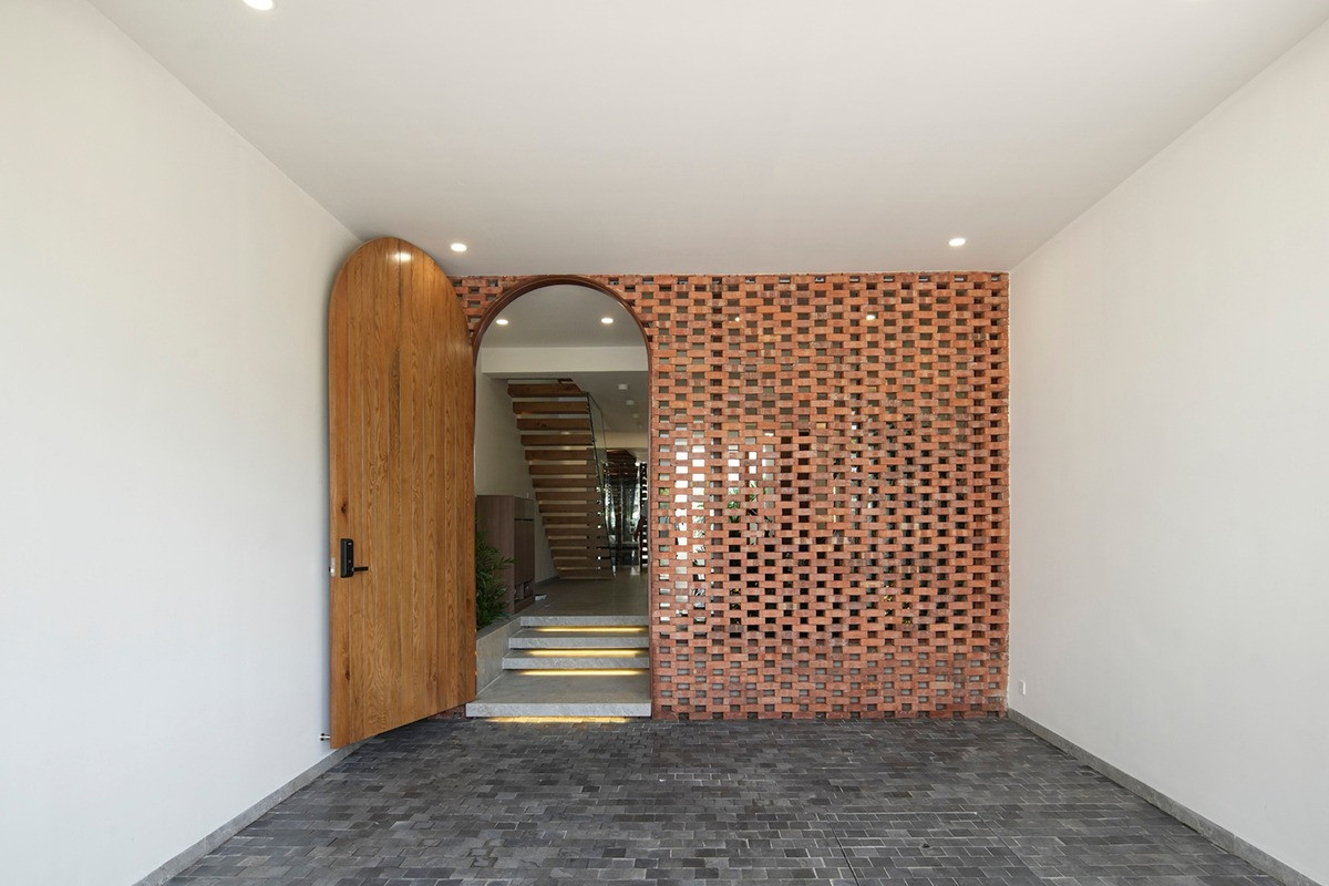 Biến ngôi nhà phố trở thành 'ốc đảo' giữa đô thị ồn ã- Ảnh 4.