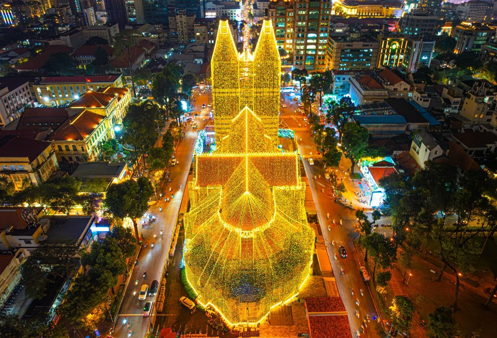 2 Thánh giá mạ vàng, nặng 400kg được trưng bày ở nhà thờ nổi tiếng bậc nhất Sài Gòn - ảnh 3