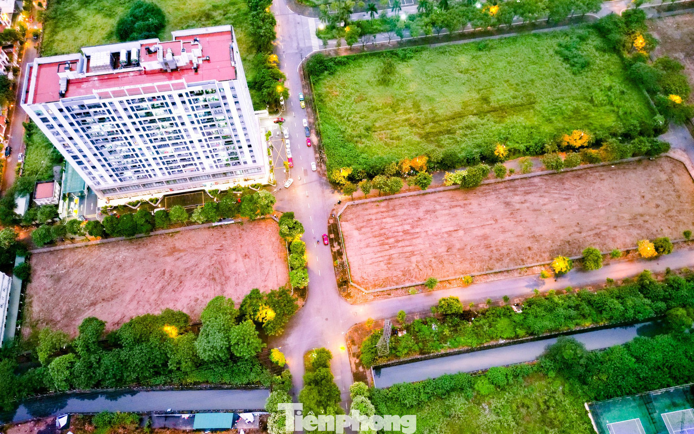 Bên cạnh khu nhà tái định cư Thượng Thanh, các hộ dân đủ điều kiện còn được bố trí tái định cư bằng đất ở tại Khu đô thị mới Việt Hưng (phường Việt Hưng). Khu vực tái định cư này có tổng diện tích khoảng 13.854 m², bao gồm cả phần hạ tầng giao thông, được quy hoạch xây dựng nhà liền kề với chiều cao tối đa 5 tầng. tp-tienphong-254.jpg