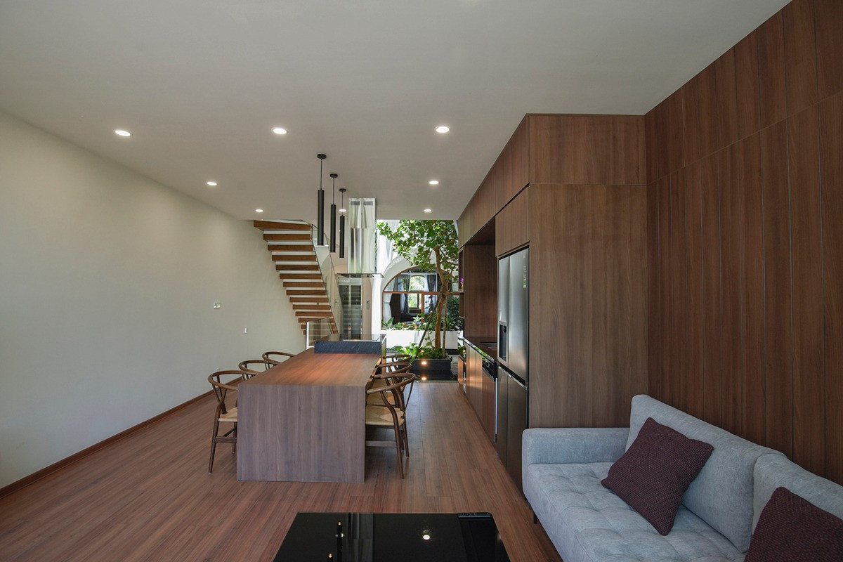 Biến ngôi nhà phố trở thành 'ốc đảo' giữa đô thị ồn ã- Ảnh 5.