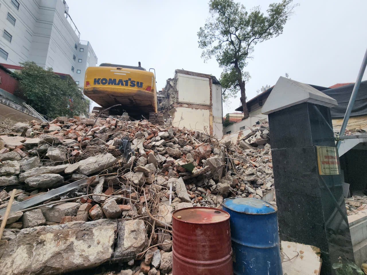 Công trình đang tháo dỡ 1000030047.jpg