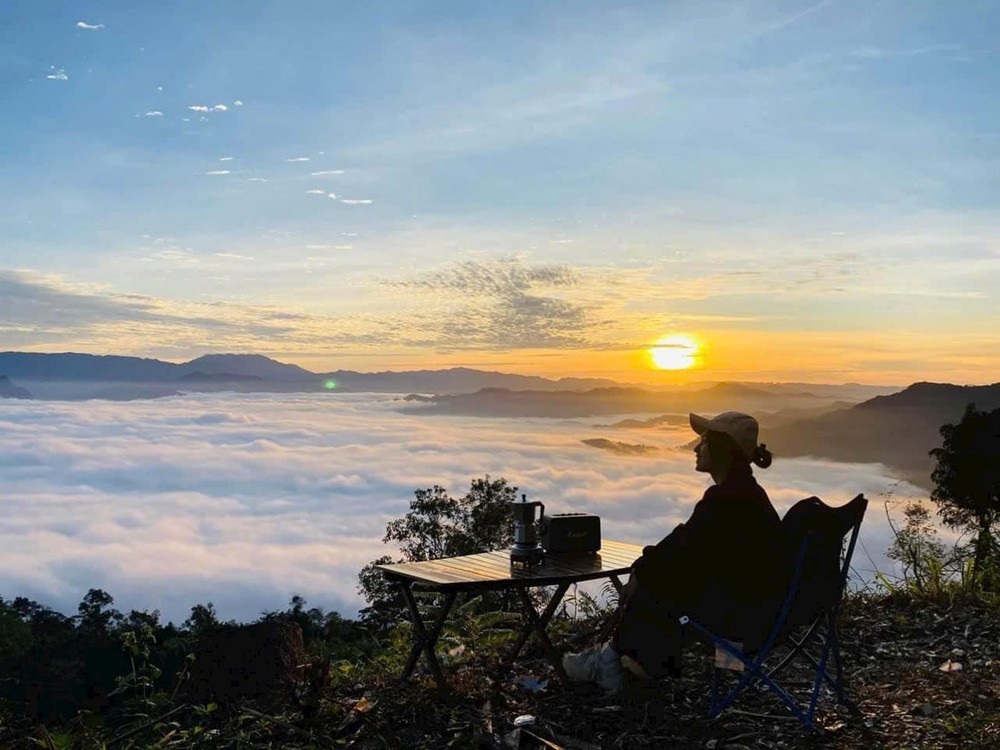 Điểm ‘săn mây’ mới nổi cách Hà Nội hơn 230km, sát vách hồ nước ngọt ‘đẹp nhất thế giới’ của Việt Nam - ảnh 2