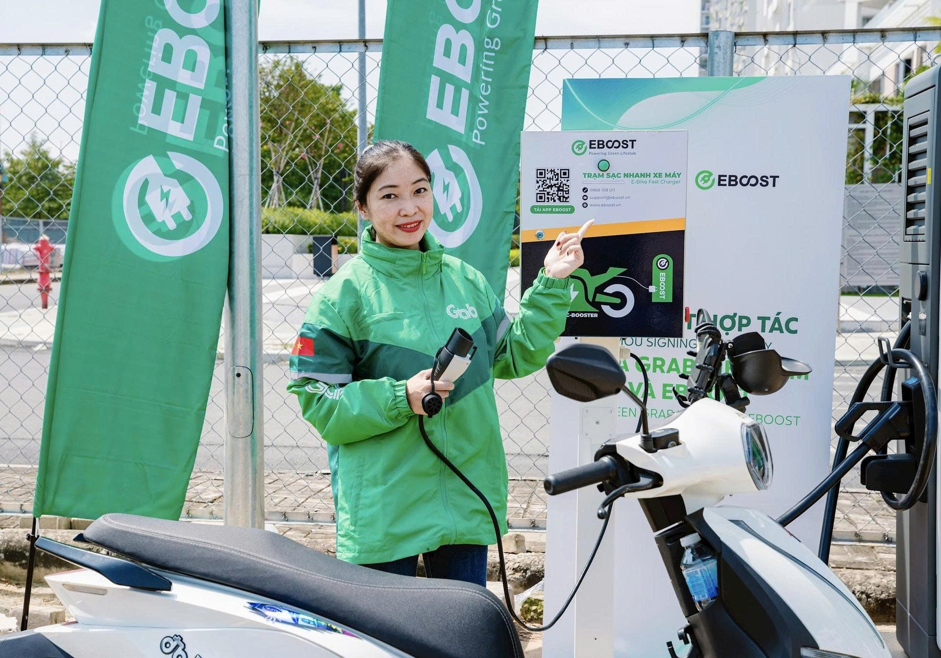 Grab Việt Nam thêm 'nghề' mới sau cái bắt tay với nhà cung cấp giải pháp sạc xe điện hàng đầu Đông Nam Á