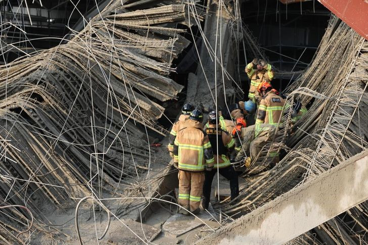 Sập công trình thư viện, 1 người tử vong, 3 người mắt kẹt - ảnh 1