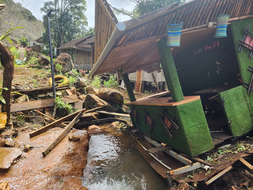 ‘Khu vườn địa đàng’ của Việt Nam bị đóng cửa do hàng trăm khối đất đá vùi lấp dòng suối, đánh sập nhiều công trình - ảnh 2