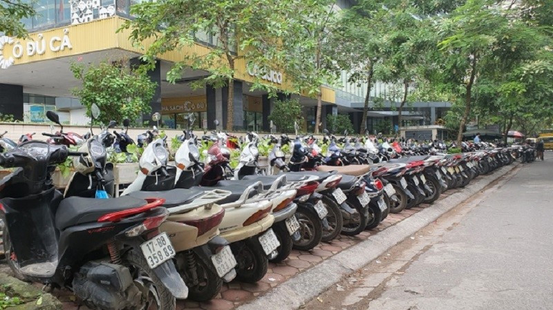 Đỗ xe máy trên vỉa hè có bị phạt không? - ảnh 1