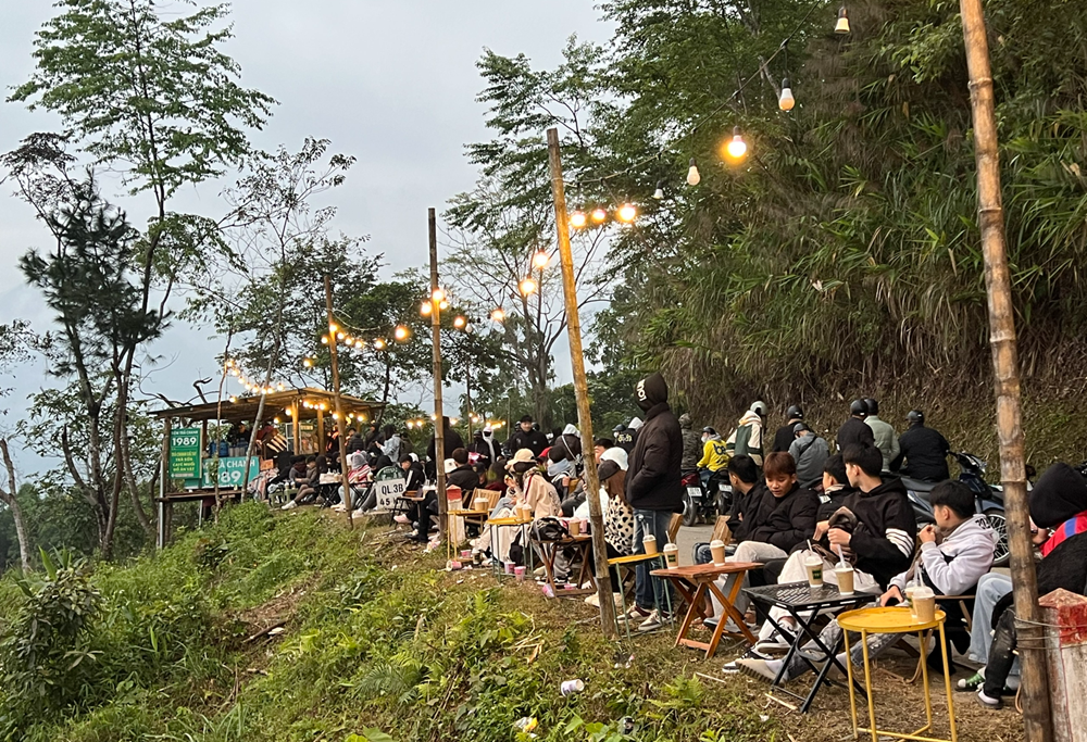 Điểm ‘săn mây’ mới nổi cách Hà Nội hơn 230km, sát vách hồ nước ngọt ‘đẹp nhất thế giới’ của Việt Nam - ảnh 3