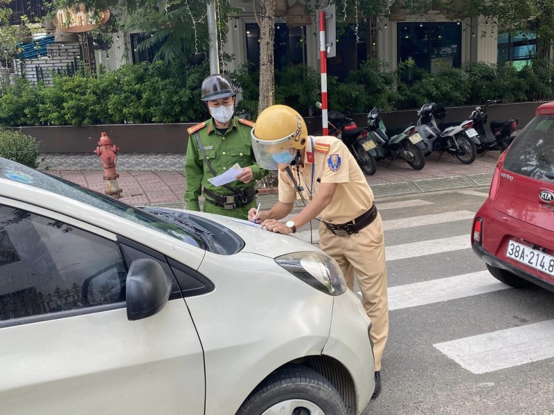 Taxi có thể dừng xe để đón, trả khách ở đâu để không bị phạt? - ảnh 1