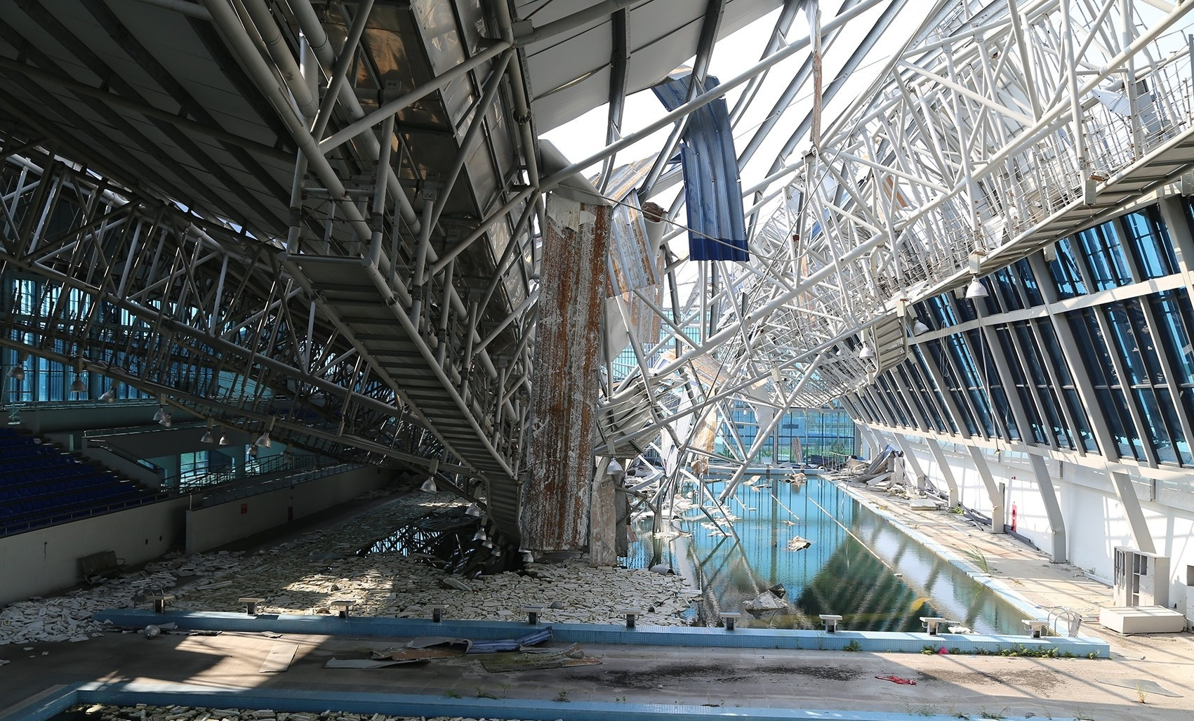 Cảnh hoang tàn, đổ nát bên trong khu phức hợp thể thao quy mô nhất tỉnh Quảng Ninh- Ảnh 2. Cảnh hoang tàn, đổ nát bên trong khu phức hợp thể thao quy mô nhất tỉnh Quảng Ninh- Ảnh 2.