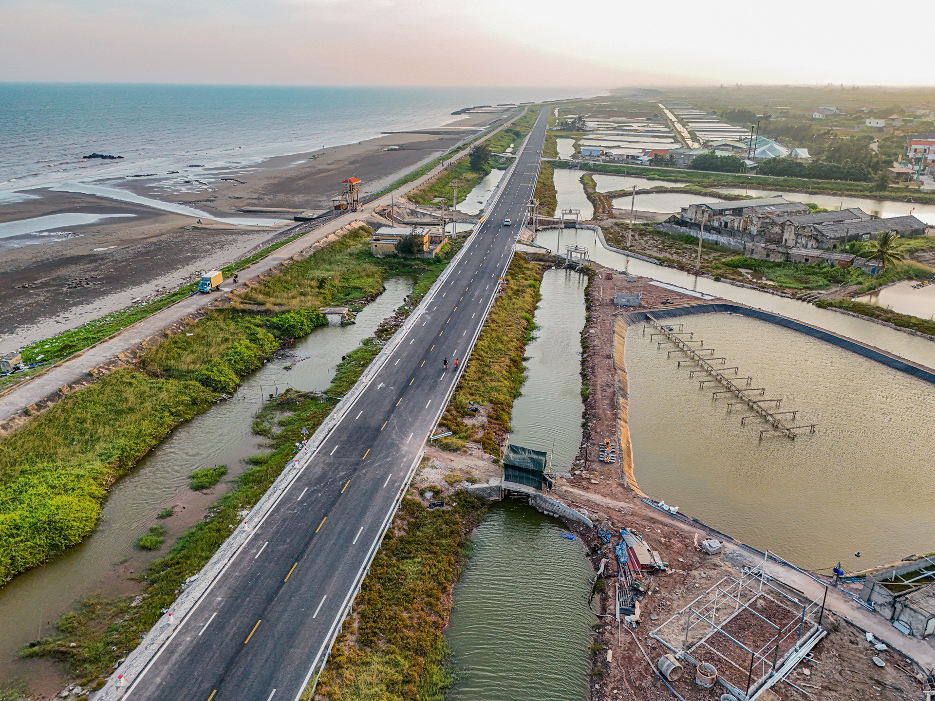 Tỉnh Ninh Bình sắp xây dựng tuyến đường 7.000 tỷ xuyên qua 7 xã phường, kết nối rừng và biển- Ảnh 1.