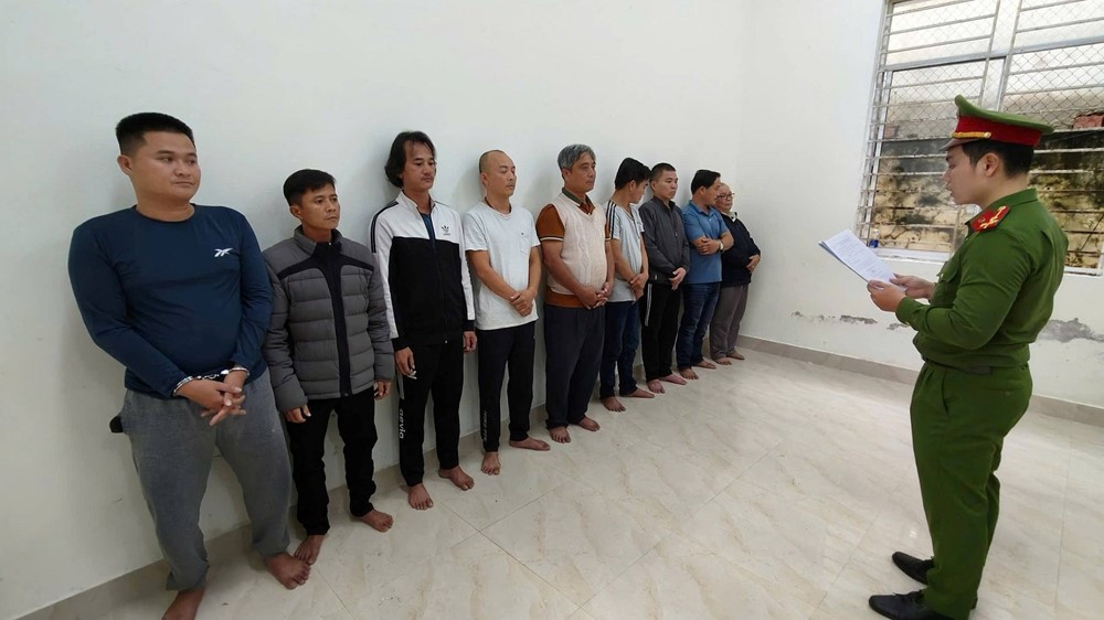 Bắt Hoàng Duy Ninh cầm đầu đường dây cá độ 400 tỷ, tịch thu 9 điện thoại, 161 triệu đồng tiền mặt cùng hơn 2.000 trang tài liệu - ảnh 1