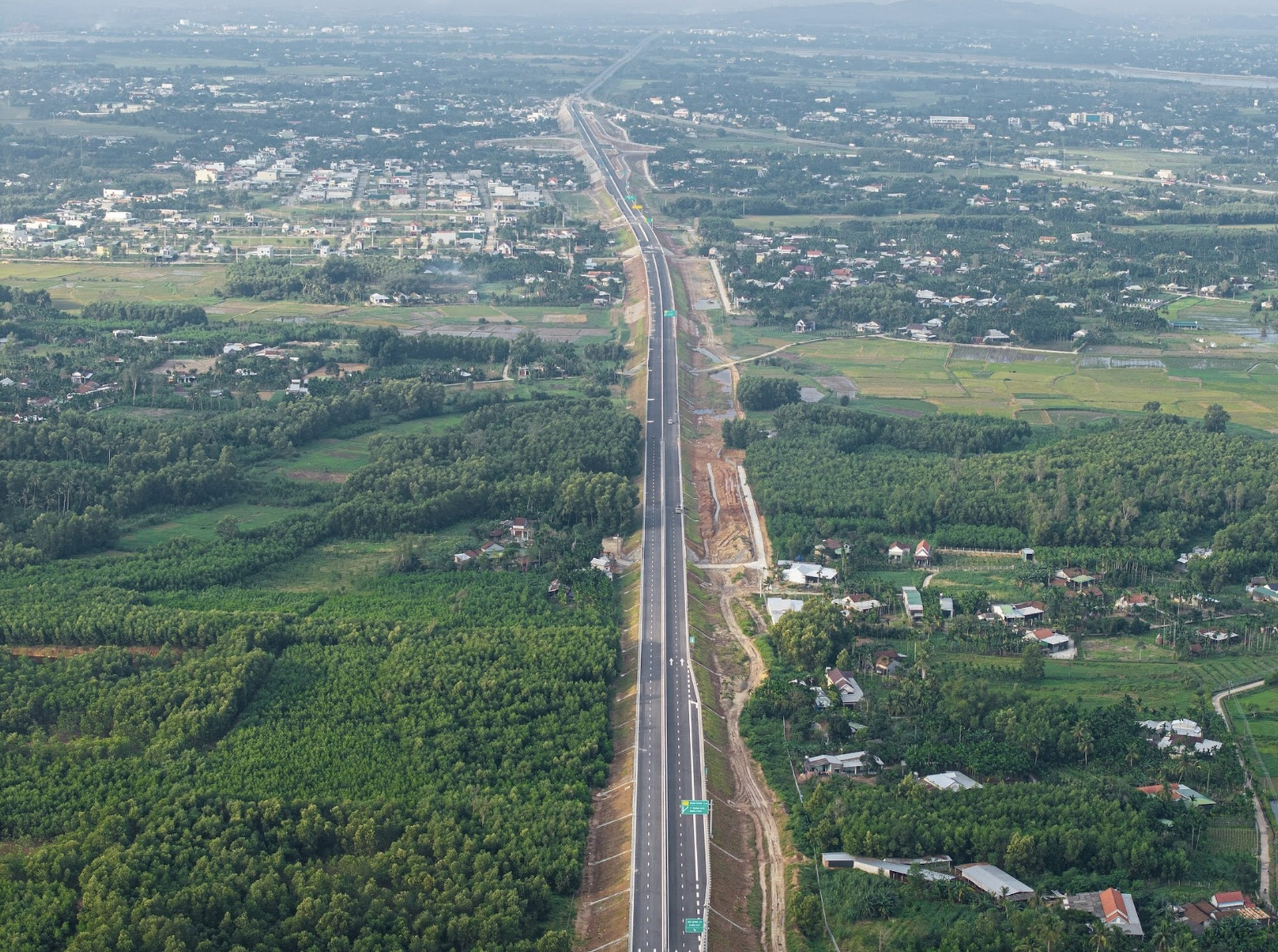 Chỉ 7 ngày nữa, chính thức khánh thành cao tốc 20.400 tỷ với 3 hầm xuyên núi: Giảm tải cho quốc lộ dài nhất Việt Nam- Ảnh 1.