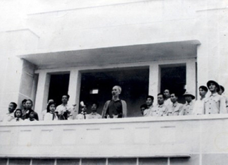 Sân vận động 4.300 chỗ do người Pháp xây dựng, nay là Di tích Quốc gia, nơi Bác Hồ gặp gỡ gần 5.000 đồng bào các dân tộc Sân vận động 4.300 chỗ do người Pháp xây dựng, nay là Di tích Quốc gia, nơi Bác Hồ gặp gỡ gần 5.000 đồng bào các dân tộc