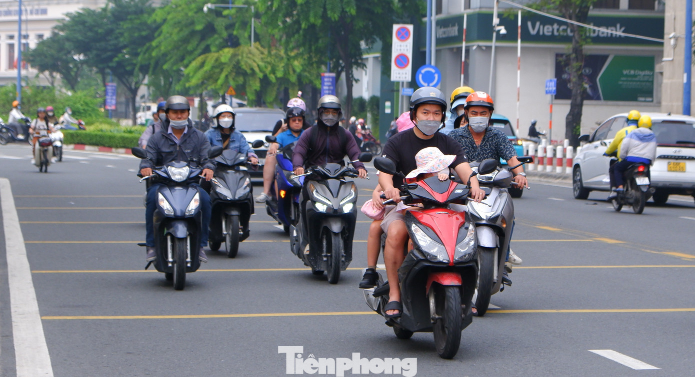 Khu vực trung tâm TPHCM lúc 8 giờ. tp-suong-mu-3.jpg