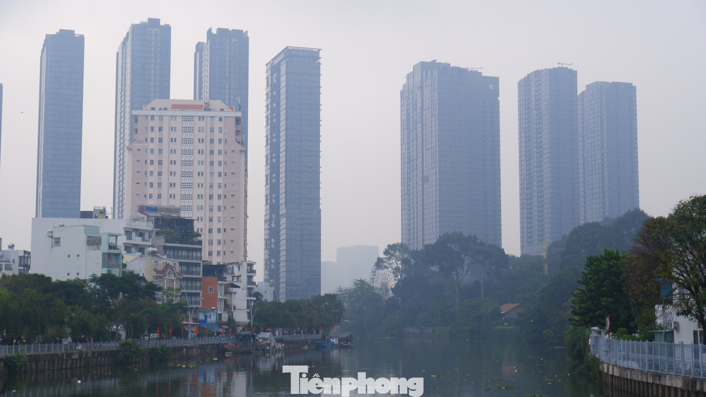 Khu vực kênh Thị Nghè vào sáng 13/12. tp-suong-mu-14.jpg