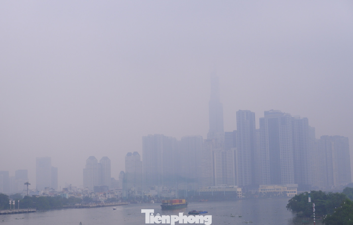 Nhiều tòa nhà cao tầng tại TPHCM bị sương mù che phủ vào sáng 13/12. tp-suong-mu-11.jpg