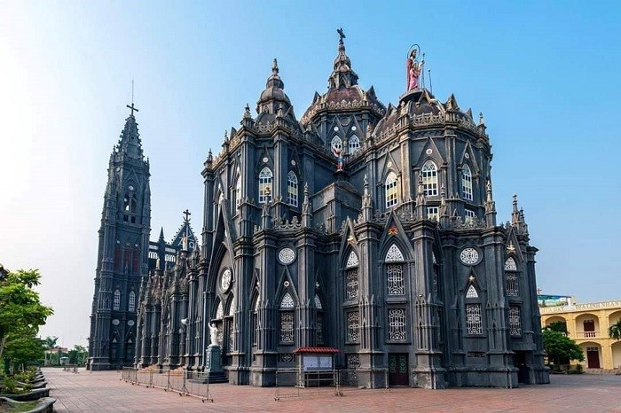 Nhà thờ ở miền Bắc được ví như 'lâu đài trong Harry Potter', giáo dân gom gạch, đá suốt 10 năm để xây dựng - ảnh 1