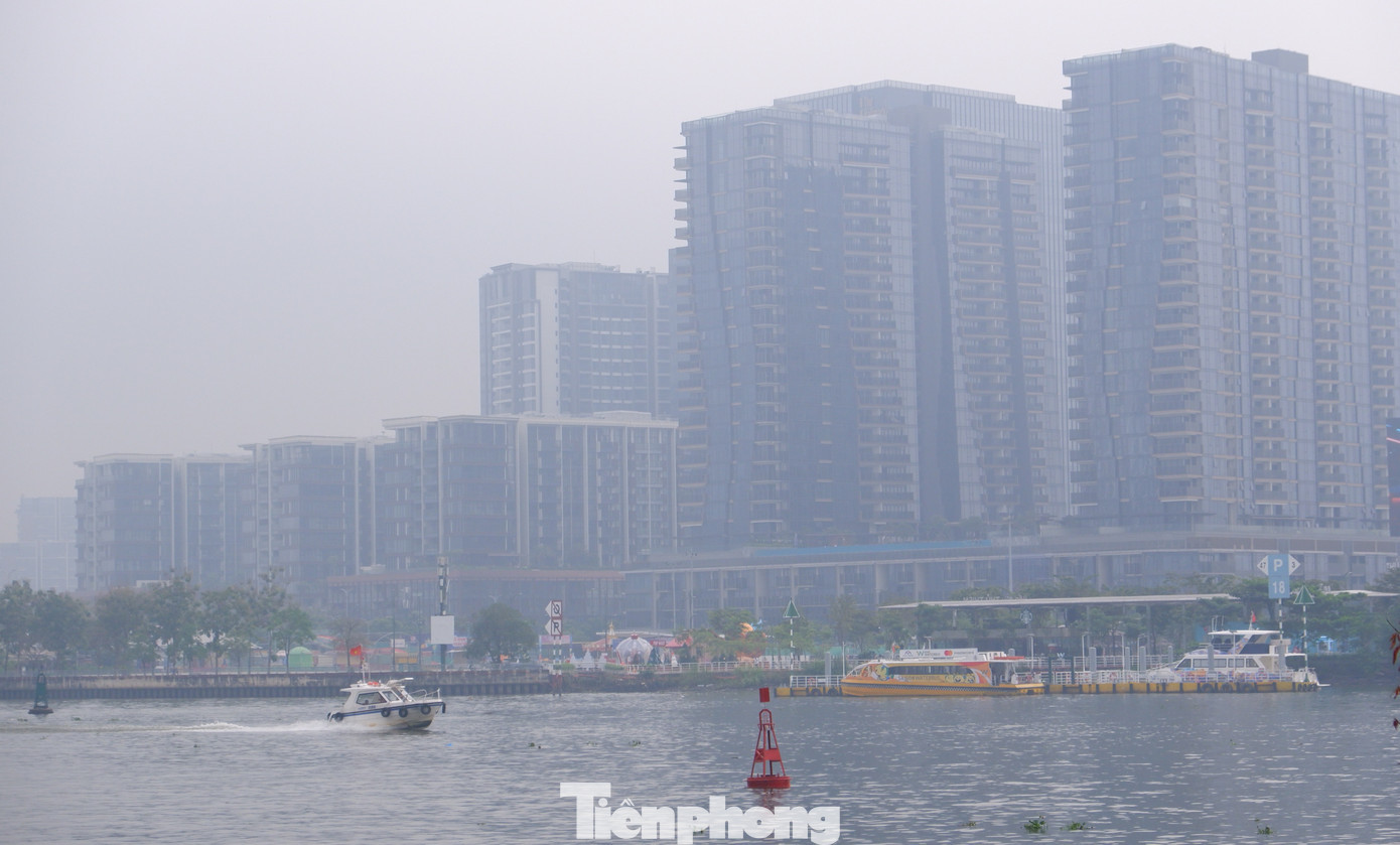 Theo các ứng dụng theo dõi chất lượng không khí cho thấy nồng độ bụi mịn ở TPHCM vào sáng 13/12 vượt mức cho phép nhiều lần. tp-suong-mu-7.jpg