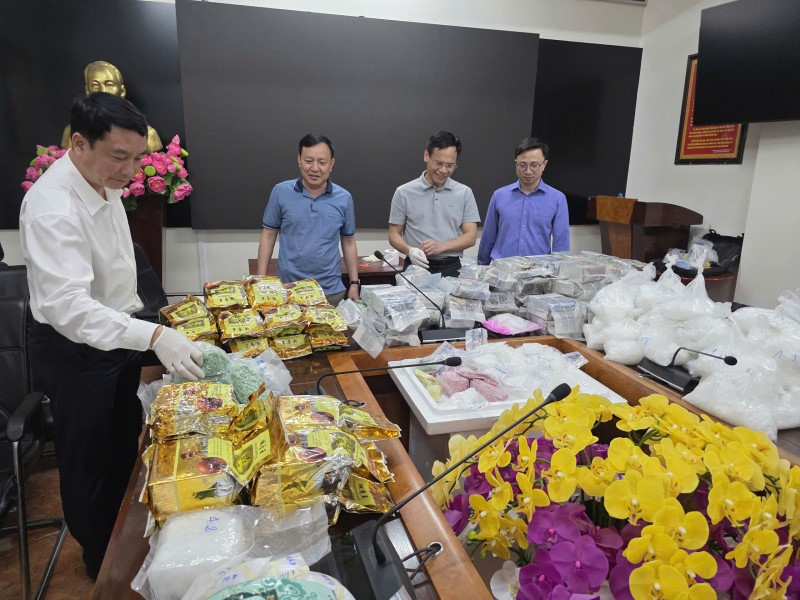 Huy động 200 cảnh sát đột kích kho hàng, bắt giữ 37 đối tượng, thu giữ 174kg ma túy tổng hợp, nhiều súng, đạn và máy móc - ảnh 1