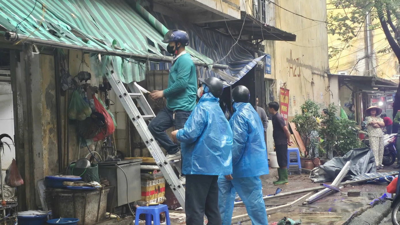 Lực lượng chức năng ra quân xử lý vi phạm trật tự đô thị, lấn chiếm vỉa hè, lòng đường 3750775562920219270-1765603114-png-1765603138-2.jpg