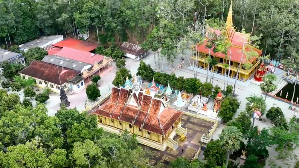 Ngôi chùa mang kiến trúc Angkor linh thiêng nhất miền Tây Nam Bộ, sở hữu 'bảo vật' gần 500 tuổi - ảnh 1