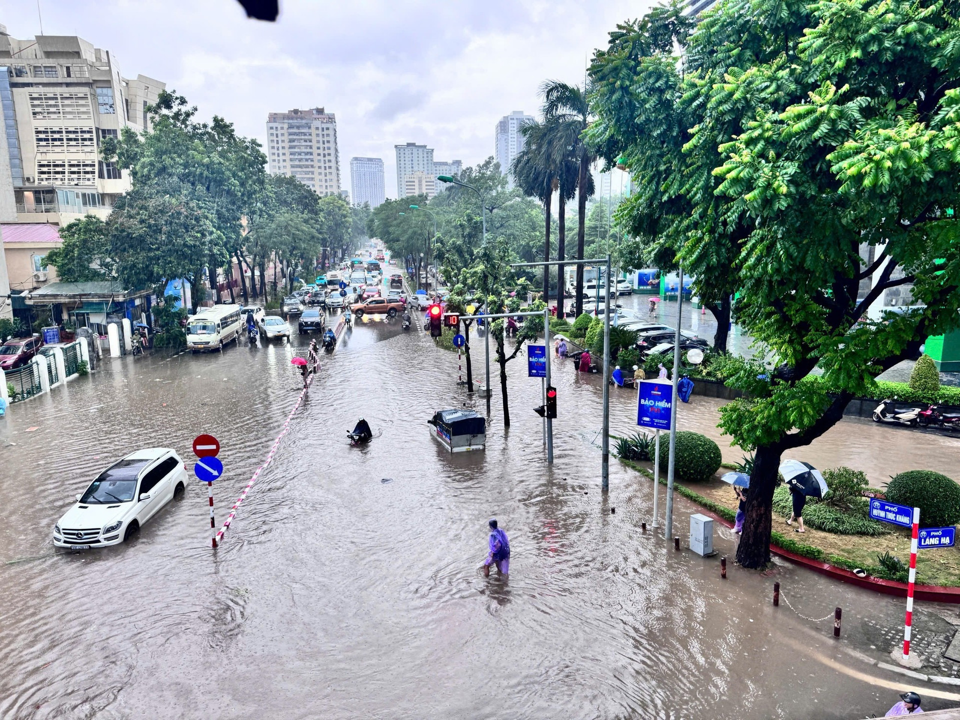 TP. Hà Nội khi ngập lut. Nguồn ảnh: Báo Tiền Phong TP. Hà Nội khi ngập lut. Nguồn ảnh: Báo Tiền Phong