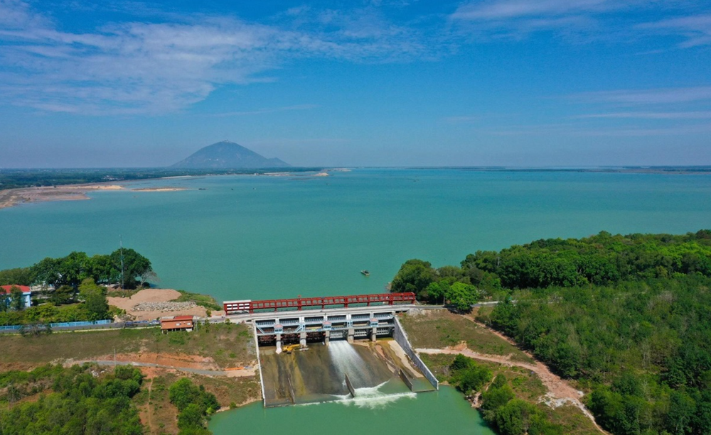 Chặn sông Sài Gòn, đào đắp thủ công hơn 11,6 triệu m3 đất để xây hồ nhân tạo lớn nhất Việt Nam: Quy mô rộng trên 2.200 lần Hồ Gươm - ảnh 1