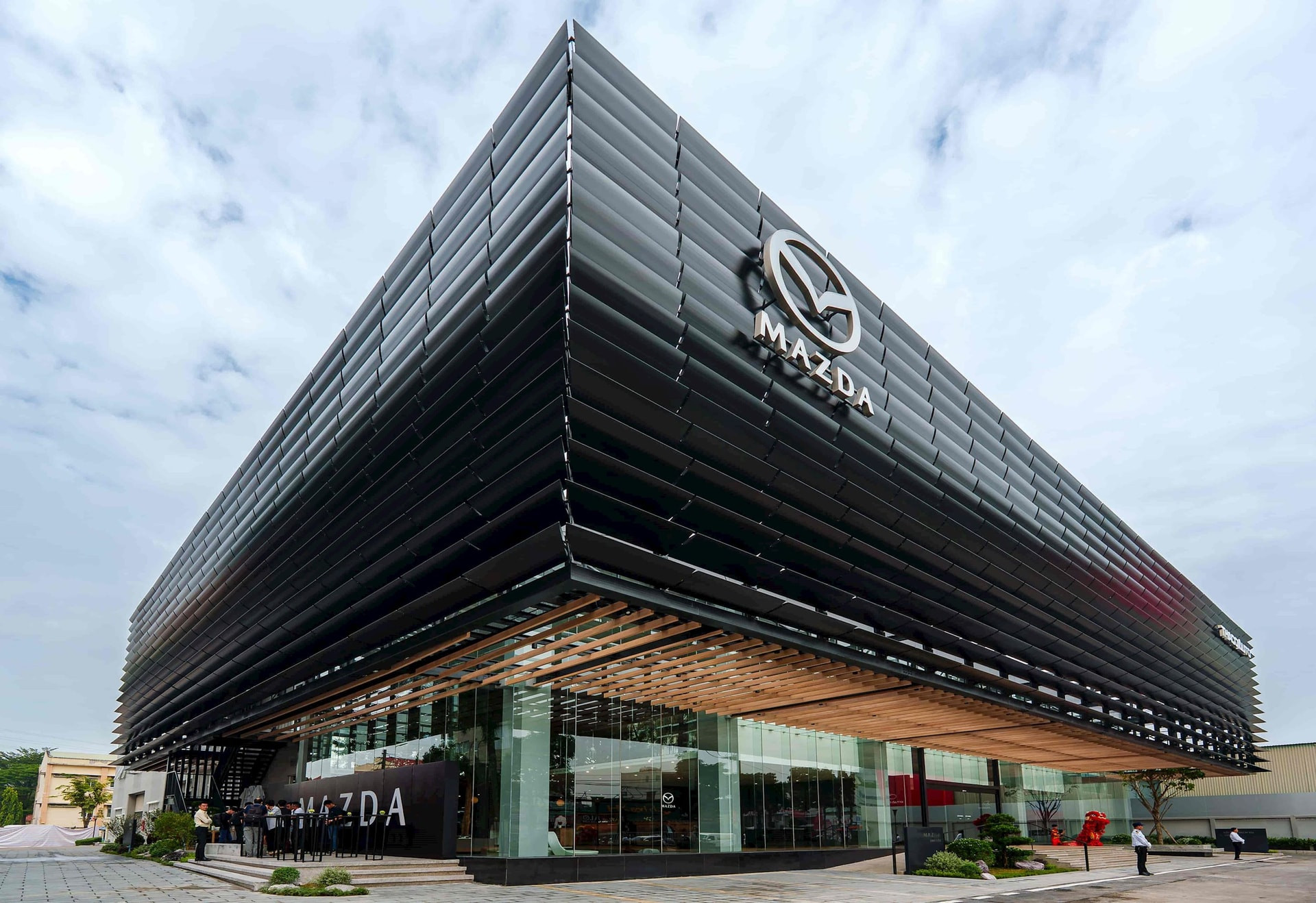 2-showroom-mazda-flagship-dau-tien-tai-dong-nam-a-theo-nhan-dien-moi-cua-mazda-toan-cau-cap-nhat.jpg