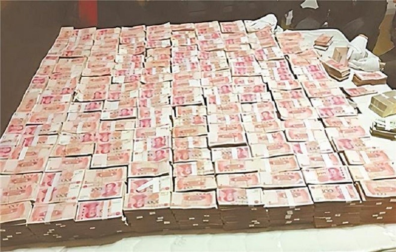 Phong tỏa khẩn cấp, tịch thu 7,5kg vàng, hơn 149 tỷ đồng tiền mặt trong biệt thự của người đàn ông chưa học hết cấp 2 - ảnh 1