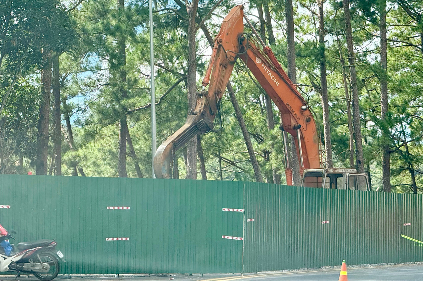 Các đơn vị thi công đang tích cực khắc phục nhiều tuyến đường đèo lên Đà Lạt. img-3448.jpg