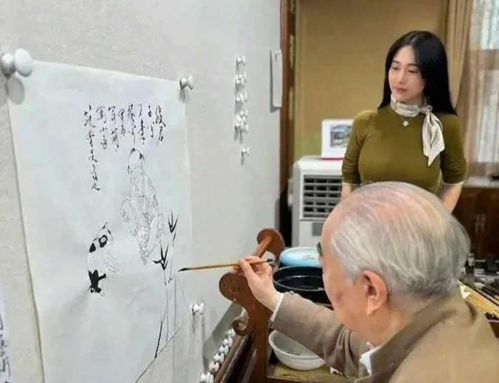 Họa sĩ nổi tiếng sinh bé trai ở tuổi 87: Sở hữu khối tài sản hơn 7.000 tỷ đồng, cưới vợ thứ 4 kém gần 50 tuổi - ảnh 3