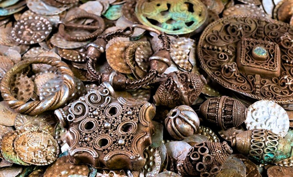 Người đàn ông tìm thấy kho báu 800 năm tuổi khi đang đào đất tìm giun - ảnh 1