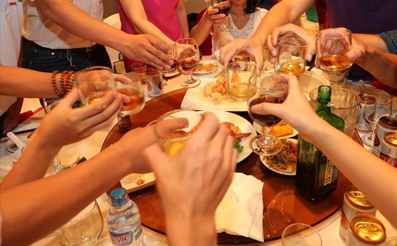 Đề xuất phạt tiền đối với người có hành vi này trên bàn nhậu - ảnh 1