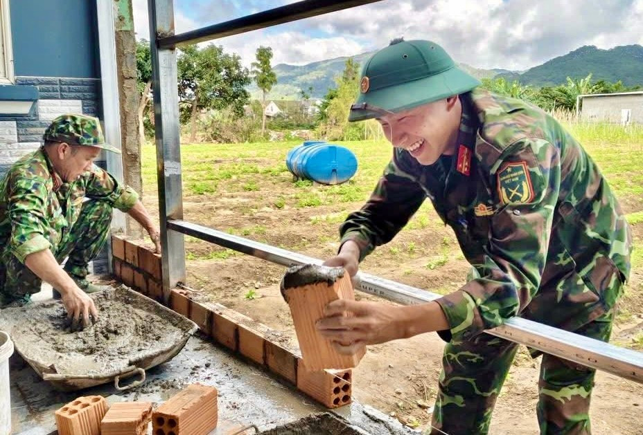 Bộ đội giúp dân xây lại nhà mới. img-3470.jpg