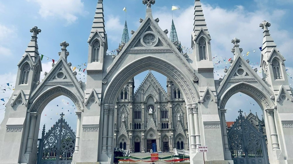 Việt Nam có nhà thờ được ví như 'cung điện trời Âu', được xây dựng suốt 11 năm, là điểm check-in 'triệu view' tại thành phố phồn hoa nhất cả nước - ảnh 3