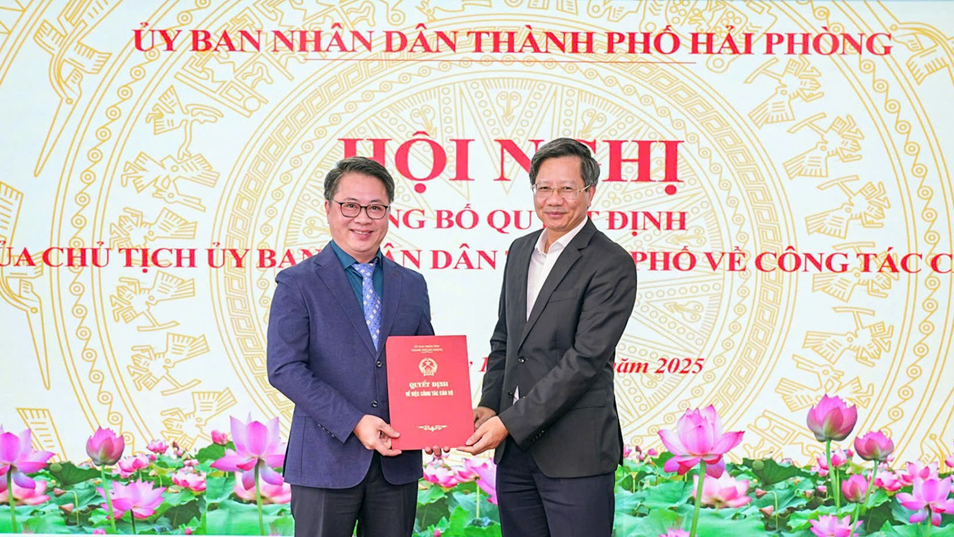 Ông Lê Anh Quân - Phó Chủ tịch Thường trực UBND TP Hải Phòng trao quyết định bổ nhiệm ông Nguyễn Thành Hưng giữ chức Giám đốc Sở Xây dựng Hải Phòng. 1512-xd-1639014064070266158.jpg
