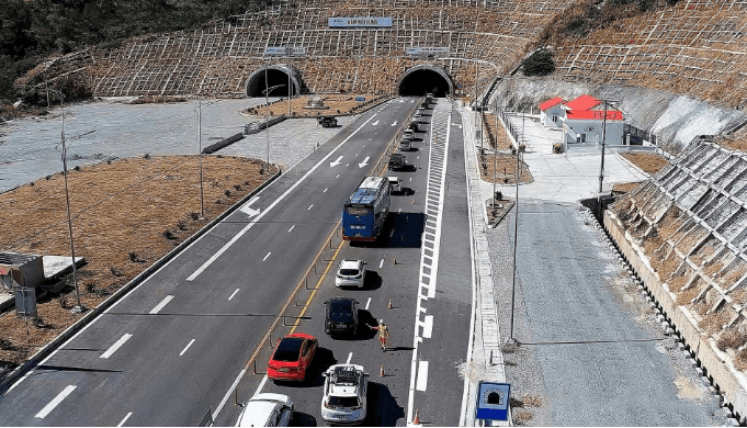 Đường hầm xuyên núi dài thứ 4 Việt Nam sắp được mở rộng lên gấp rưỡi- Ảnh 1.