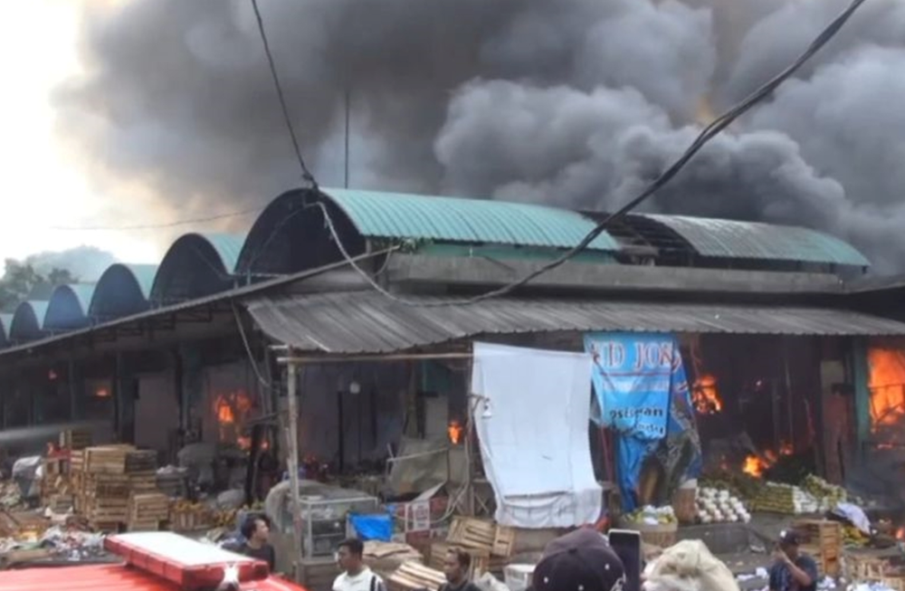 Cháy lớn thiêu rụi 350 ki-ốt tại chợ đầu mối lớn bậc nhất thủ đô, huy động khẩn cấp 19 xe cùng 100 lính cứu hỏa dập lửa - ảnh 1