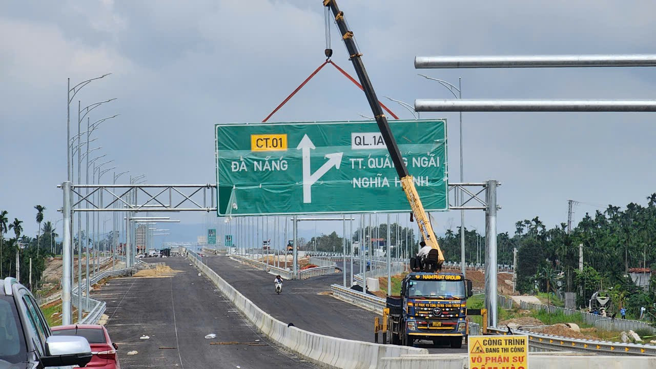 Cao tốc Quảng Ngãi - Hoài Nhơn: 'Tất bật' trước ngày thông xe 19/12- Ảnh 1.