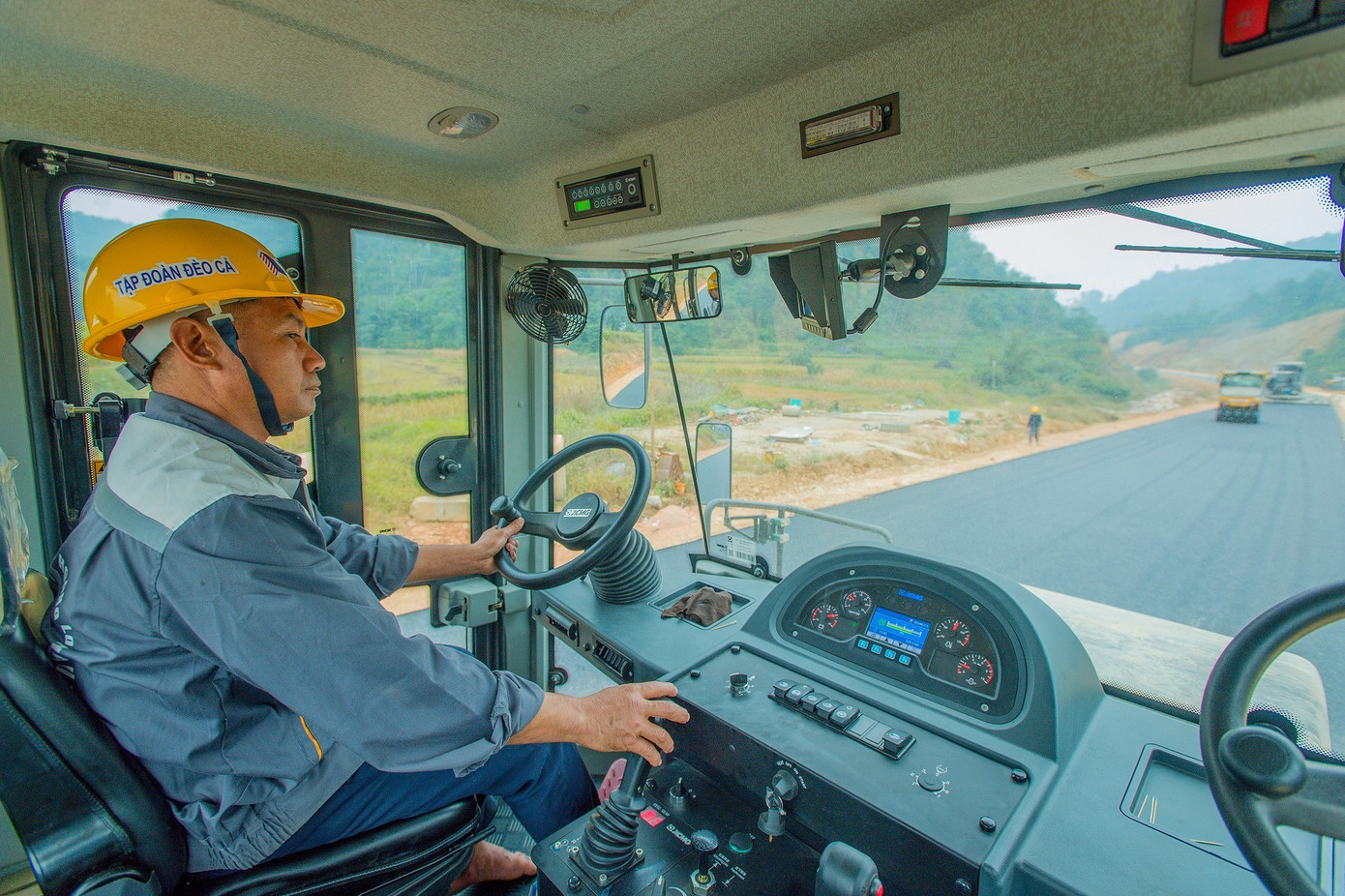Thi công trên công trường Đồng Đăng - Trà Lĩnh, tài xế Trần Văn Công cho biết bản thân và các đồng nghiệp không ngần ngại làm việc xuyên đêm, xuyên lễ Tết để đẩy nhanh sản lượng. 2805684ac2494d171458.jpg