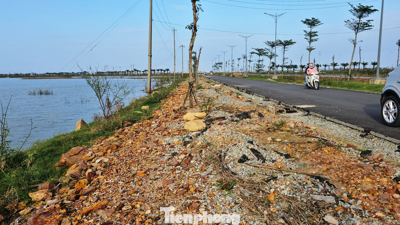 Trao đổi với phóng viên, ông Hà Xuân Hậu - Giám đốc Ban Quản lý dự án Đầu tư xây dựng và Phát triển đô thị TP. Huế (đại diện chủ đầu tư), thừa nhận có tình trạng nhà thầu sử dụng vật liệu không đảm bảo tiêu chuẩn kỹ thuật khi thi công hệ thống lề đường của dự án đường Chợ Mai - Tân Mỹ. tp-2-da-phong-hoa-duong-cho-mai-tan-my.jpg
