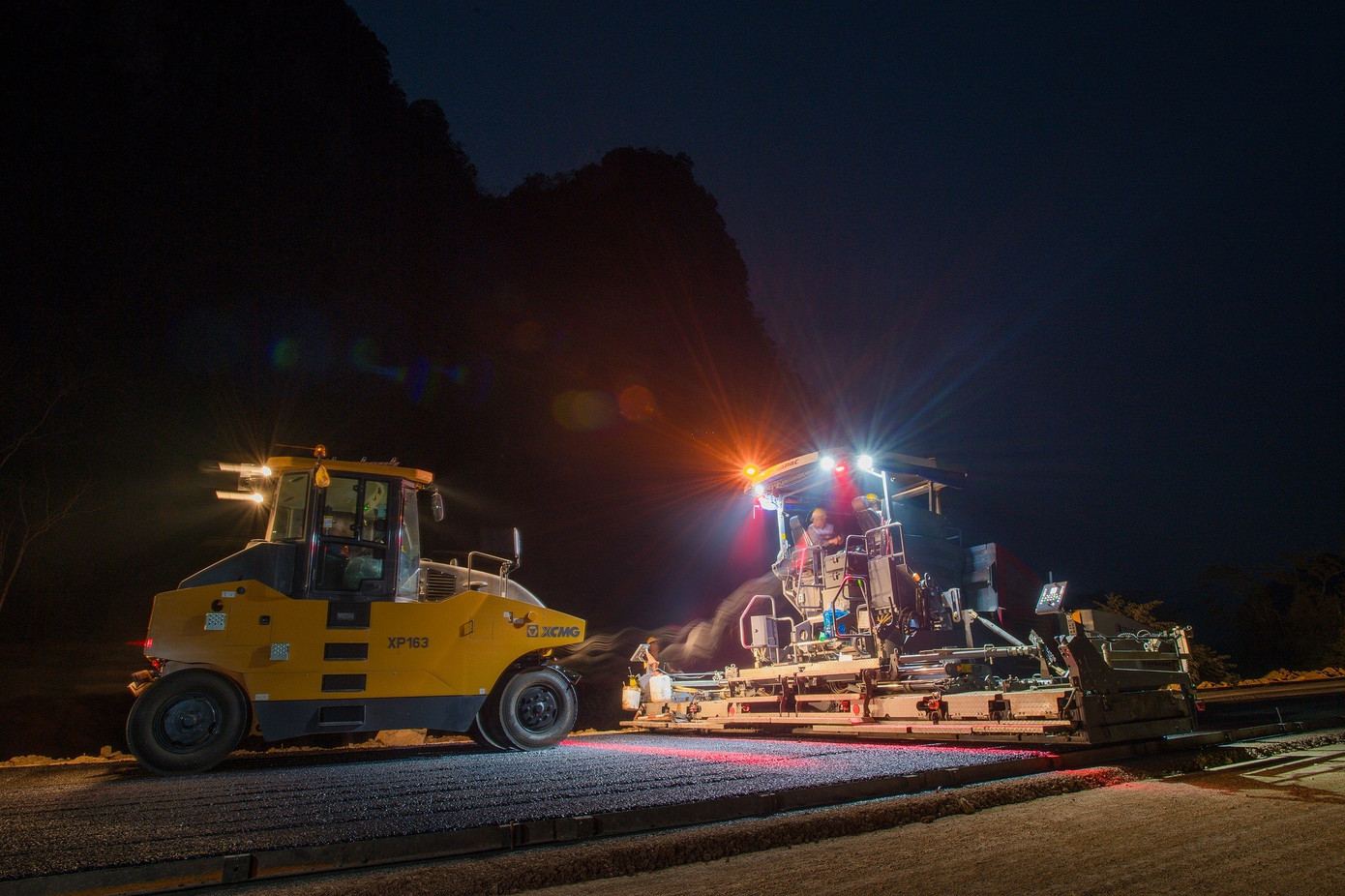 Ông Nguyễn Đức Tuấn - Phó Tổng Giám đốc Công ty Cổ phần cao tốc Đồng Đăng - Trà Lĩnh - cho biết: “Thời gian qua chúng tôi tiếp tục phối hợp chặt chẽ với các đơn vị tư vấn giám sát, nhà thầu để tăng cường nhân sự, tranh thủ thời tiết thuận lợi thi công hoàn thành thảm 7 km mặt đường bê tông nhựa trên địa phận tỉnh Cao Bằng từ nay đến ngày 19/12”. a98e15c0bfc3309d69d2.jpg