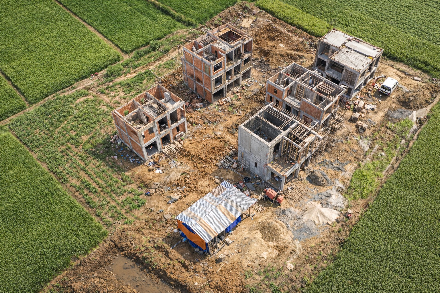 Từ bây giờ, tự ý xây nhà trái phép trên đất nông nghiệp sẽ chịu hậu quả lớn- Ảnh 1.