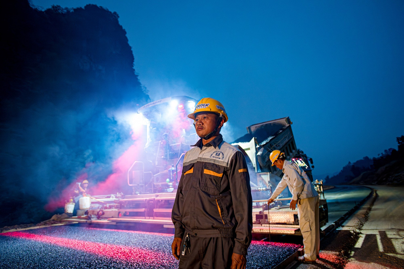 Việc liên tiếp hứng chịu các đợt bão lũ trong năm nay đã ảnh hưởng rất lớn đến hoạt động thi công, gây thiệt hại gần 100 tỷ đồng cho các nhà đầu tư và nhà thầu. Thời gian thi công thực tế năm nay tính từ mốc bàn giao mặt bằng (ngày 30/3) chỉ được khoảng 3 tháng. 1f16a0580a5b8505dc4a.jpg