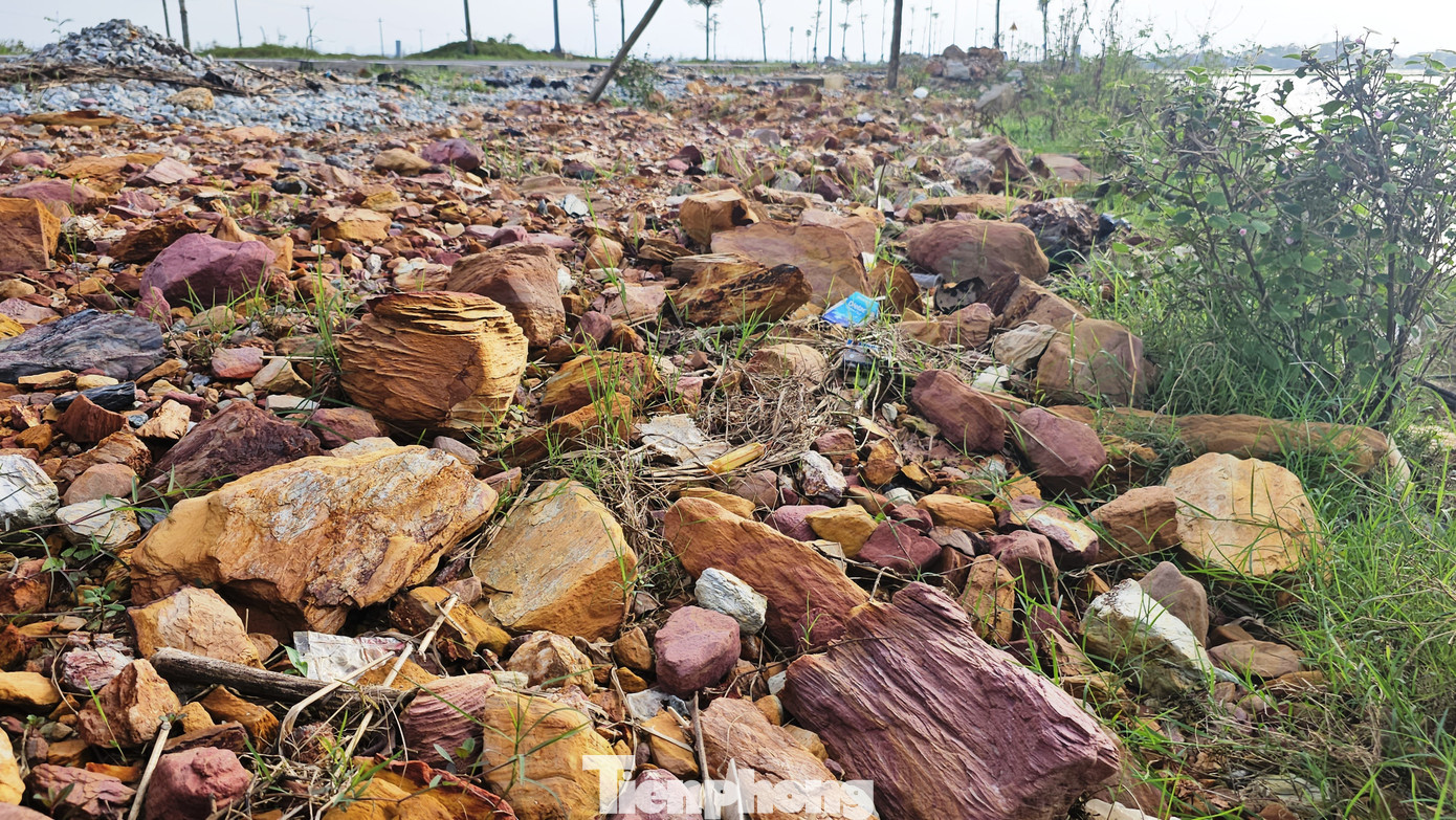Ông Hậu cho biết, khi mưa lũ chảy ngang qua công trường đã cuốn trôi lớp đất phủ, làm lộ rõ phần đá phong hóa dùng để san nền, không đáp ứng yêu cầu về thành phần, hàm lượng hạt và độ đầm chặt theo quy định. tp-3-da-phong-hoa-duong-cho-mai-tan-my.jpg