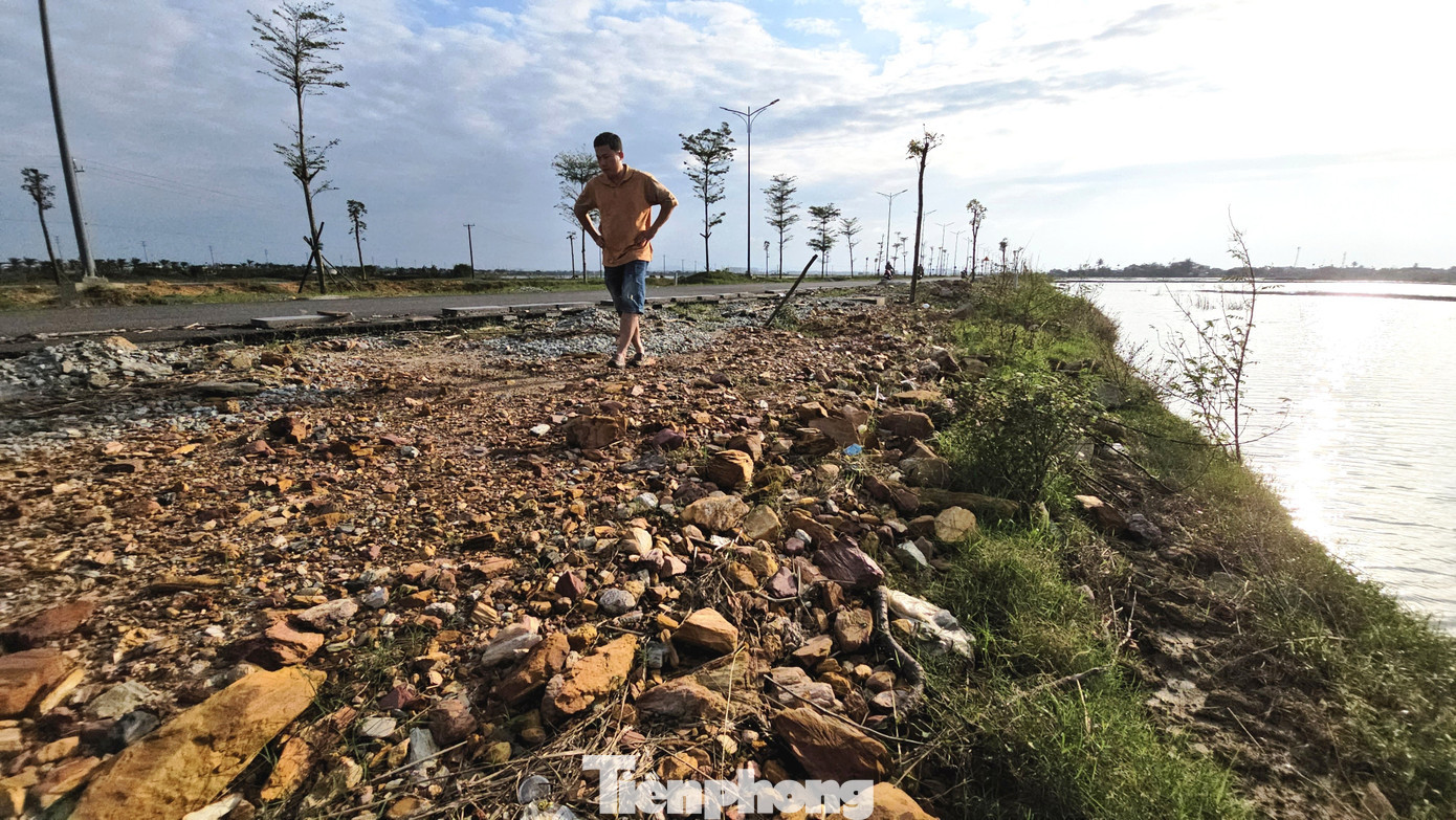 Theo Ban Quản lý dự án Đầu tư xây dựng và Phát triển đô thị TP. Huế, từ tháng 9/2025, sau khi nhà thầu thảm bê tông nhựa hoàn thành đoạn cuối tuyến dài khoảng 1.800m, đơn vị thi công bắt đầu triển khai đắp đất K95 cho lề đường và dải phân cách các đoạn còn lại. Đất san lấp được sử dụng là nguồn đã được chủ đầu tư chấp thuận trước đó. tp-4-da-phong-hoa-duong-cho-mai-tan-my.jpg