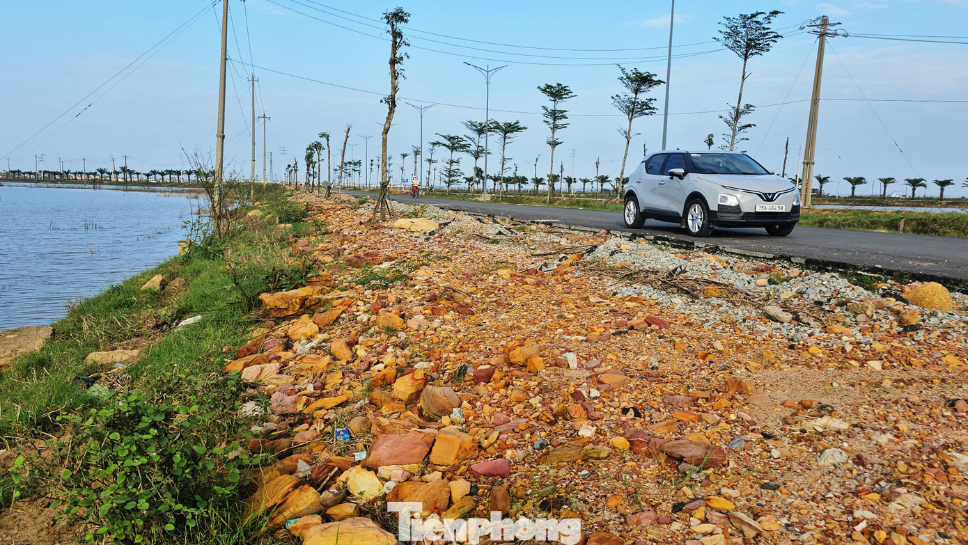 Biên bản hiện trường xác định, đơn vị vi phạm là Công ty TNHH Xây dựng Tổng hợp Minh Đạt - nhà thầu thi công gói thầu số 14 của dự án . Trong quá trình thực hiện gói thầu này, doanh nghiệp đã đưa vào công trường lượng lớn đất đắp chứa đá phong hóa, không đảm bảo yêu cầu kỹ thuật đối với hạng mục đất đắp K95 lề đường và dải phân cách. tp-7-da-phong-hoa-duong-cho-mai-tan-my.jpg