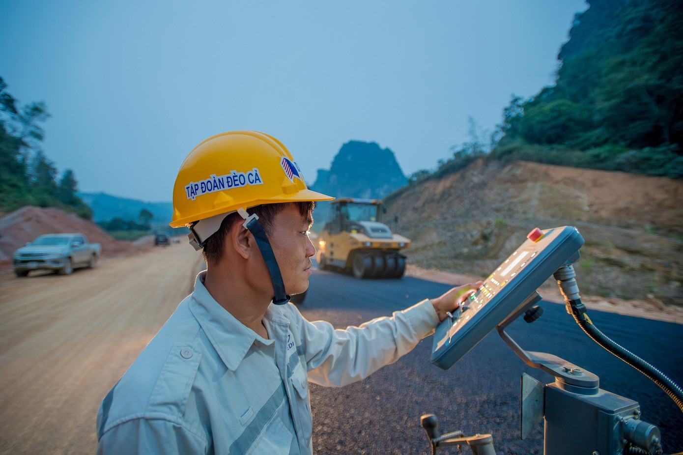 Trong giai đoạn “nước rút” này, lực lượng thi công đang khẩn trương trải thảm nhựa trên địa bàn tỉnh Cao Bằng. 3a914edfe4dc6b8232cd.jpg